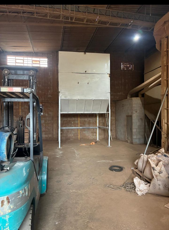 Caixa/moega de recepção para a bandinha instalada no galpão