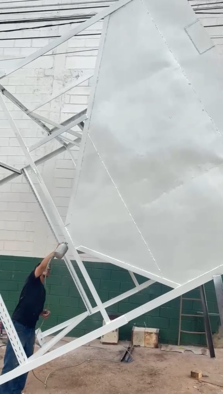 Estrutura da caixa/moega em fabricação, com solda e pintura
