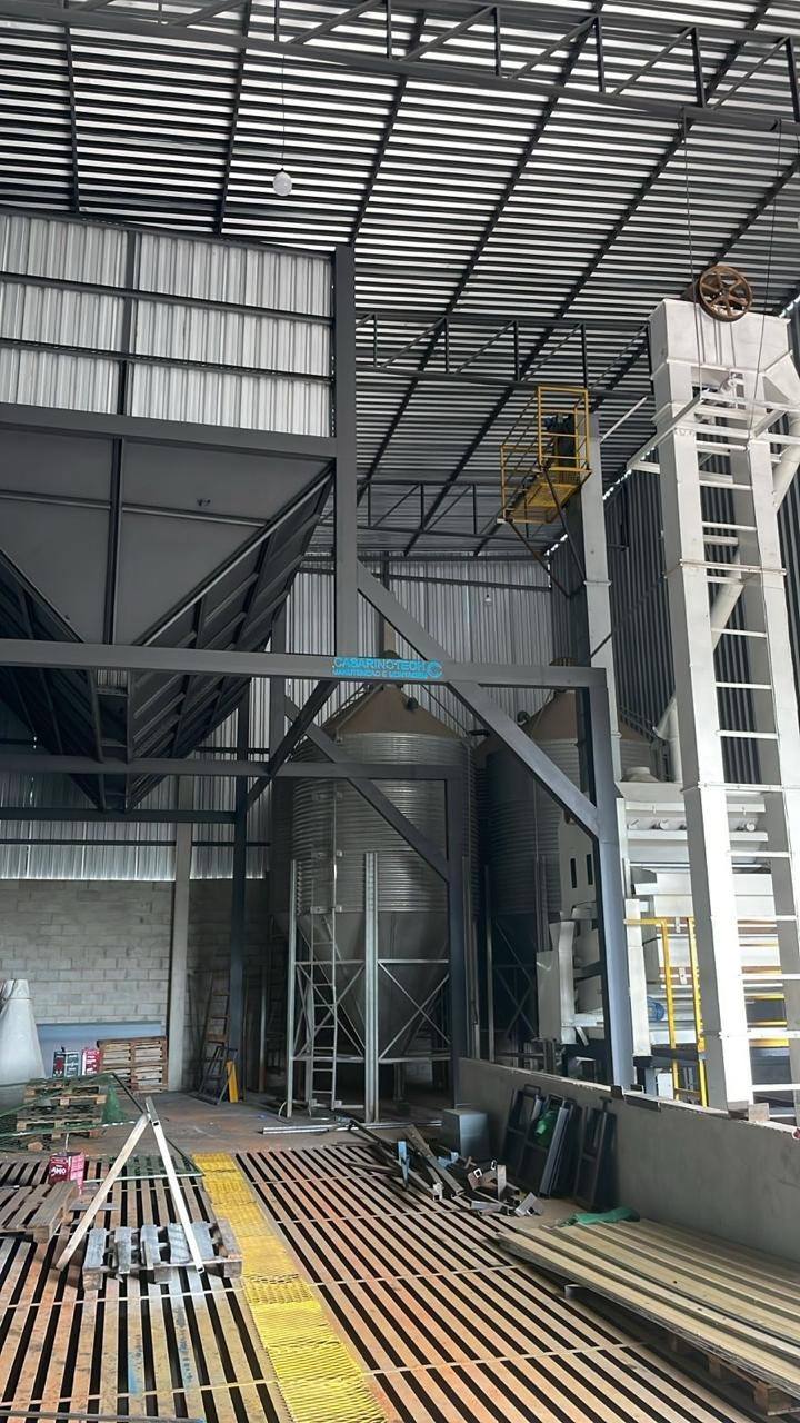 Estrutura de elevador integrada à moega superior e caixa de palha/resíduos