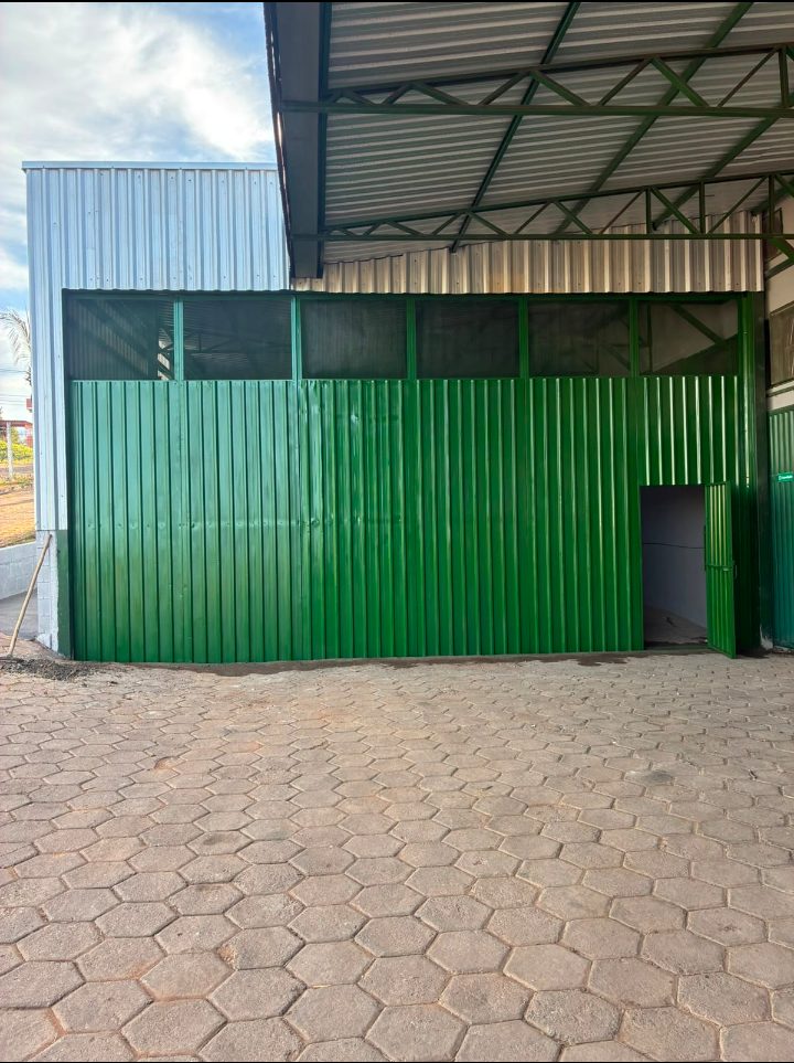 Portão industrial de correr lateral com curva, finalizado, com portinhola embutida